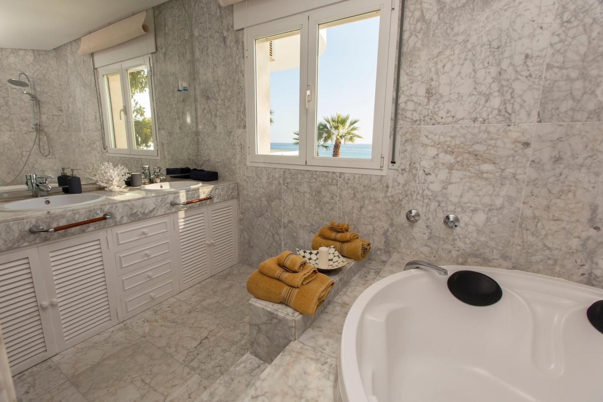Villa Venecia, Apartamento De Lujo En 1º Linea De Playa + Parking Malaga Exterior photo